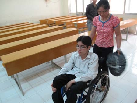 Thí sinh liệt 2 chân được đặc cách vào Học viện Công nghệ BCVT - 2 Thí sinh liệt 2 chân được đặc cách vào Học viện Công nghệ BCVT - 2