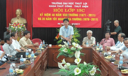 Hội lớp 13C Trường ĐH Thủy Lợi tặng học bổng cho sinh viên - 1 Hội lớp 13C Trường ĐH Thủy Lợi tặng học bổng cho sinh viên - 1
