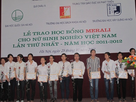 100 nữ sinh nhận học bổng Shirin Pandju Merali - 1