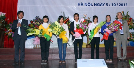 10 tân SV xuất sắc nhận học bổng trị giá hơn 13.000 USD/suất - 1