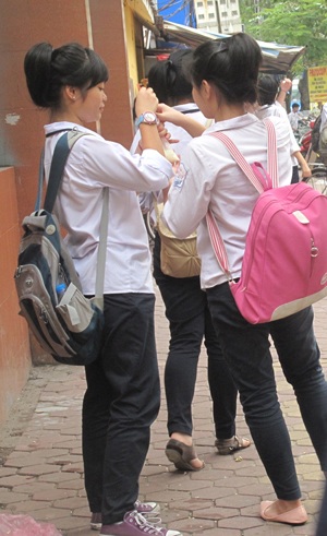 Thực hư việc giáo viên bắt học sinh vào toa lét đo ống quần  - 1