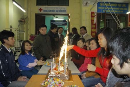 Tặng quà 200 trẻ em nghèo - 1