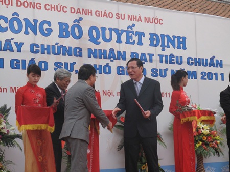 Vinh danh 408 GS, PGS năm 2011 - 1 Vinh danh 408 GS, PGS năm 2011 - 1