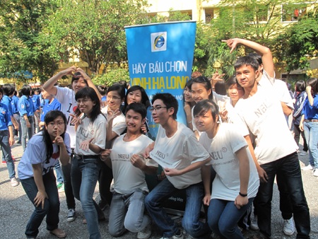 Hàng nghìn sinh viên tham gia bầu chọn Vịnh Hạ Long - 2 Hàng nghìn sinh viên tham gia bầu chọn Vịnh Hạ Long - 2