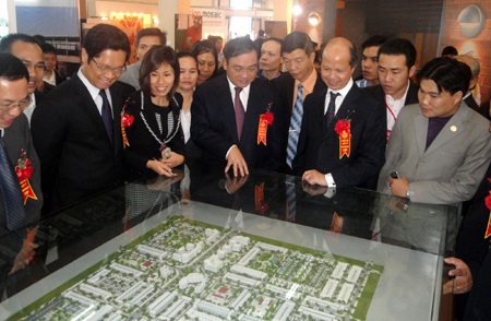 Thăng Long Real nhận giải doanh nghiệp vì cộng đồng tại Vietbuild 2011 - 1 Thăng Long Real nhận giải doanh nghiệp vì cộng đồng tại Vietbuild 2011 - 1