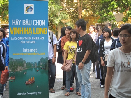 Bộ GD-ĐT ra công điện khẩn về bầu chọn Vịnh Hạ Long - 1 Bộ GD-ĐT ra công điện khẩn về bầu chọn Vịnh Hạ Long - 1