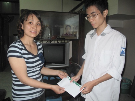 Quỹ Khuyến học “Vòng tay đồng đội” tặng học bổng cậu học trò viết bài văn lạ - 1 Quỹ Khuyến học “Vòng tay đồng đội” tặng học bổng cậu học trò viết bài văn lạ - 1