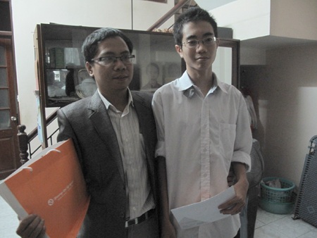 Quỹ Khuyến học “Vòng tay đồng đội” tặng học bổng cậu học trò viết bài văn lạ - 2 Quỹ Khuyến học “Vòng tay đồng đội” tặng học bổng cậu học trò viết bài văn lạ - 2