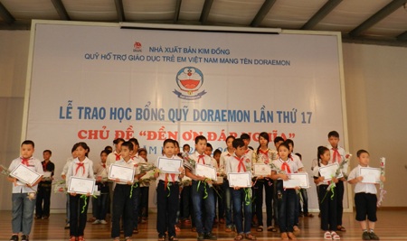 520 học sinh nhận học bổng Doraemon - 1 Học sinh nhận học bổng Doraemon.