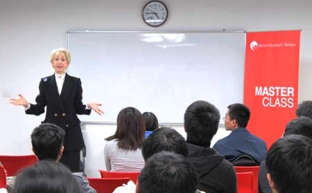 Chủ tịch Cơ quan Năng lượng Nguyên tử Anh chia sẻ thành công với SV - 1 Chủ tịch Cơ quan Năng lượng Nguyên tử Anh chia sẻ thành công với SV - 1