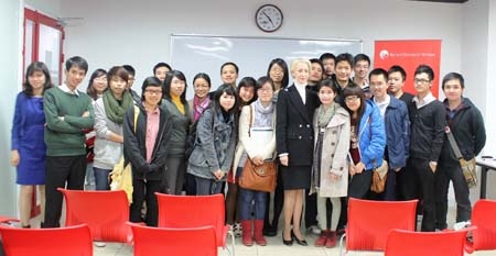 Chủ tịch Cơ quan Năng lượng Nguyên tử Anh chia sẻ thành công với SV - 2 Chủ tịch Cơ quan Năng lượng Nguyên tử Anh chia sẻ thành công với SV - 2