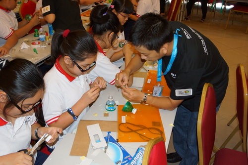 Học sinh học cách làm tai nghe từ vật liệu phế thải - 1 Học sinh học cách làm tai nghe từ vật liệu phế thải