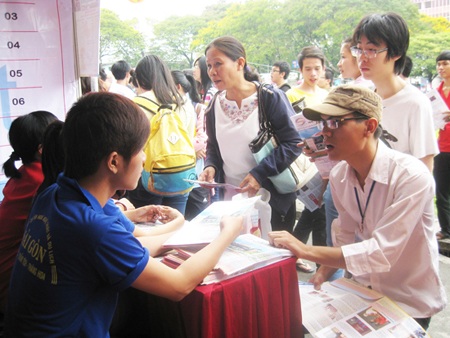 Chương trình “Tư vấn mùa thi và hướng nghiệp 2012” - 1 Chương trình “Tư vấn mùa thi và hướng nghiệp 2012”