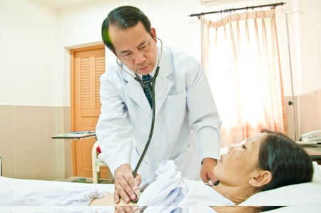 Nối thêm nhịp tim cho bệnh nhân nghèo - 1 Bác sĩ của chương trình đang khám bệnh cho bệnh nhân nghèo!