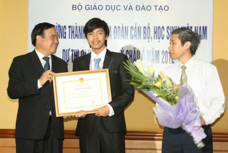 Vỡ òa niềm vui chiến thắng đón đội tuyển Olympic Vật lý trở về - 2 Vỡ òa niềm vui chiến thắng đón đội tuyển Olympic Vật lý trở về