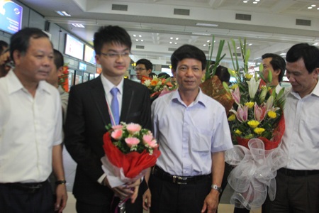 Vỡ òa niềm vui chiến thắng đón đội tuyển Olympic Vật lý trở về - 3 Vỡ òa niềm vui chiến thắng đón đội tuyển Olympic Vật lý trở về