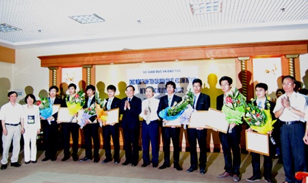 Vỡ òa niềm vui chiến thắng đón đội tuyển Olympic Vật lý trở về - 1 Vỡ òa niềm vui chiến thắng đón đội tuyển Olympic Vật lý trở về