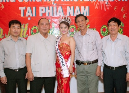 Hoa hậu Elizabeth Bích Liên chúc mừng Hội Khuyến học