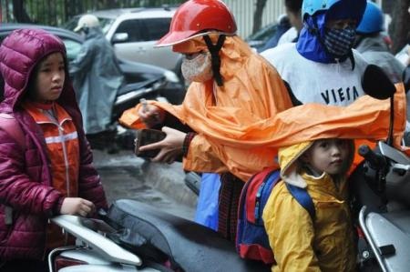Nhiều “chiến thuật” kéo học sinh học tập sau nghỉ Tết - 1 Phụ huynh phải nghĩ ra đủ cách để dỗ con tới trường sau tết