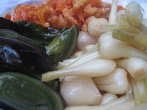 Dưa muối, củ kiệu, chuột bao tử muối có tác dụng rất tốt cho phụ nữ đang cho con bú