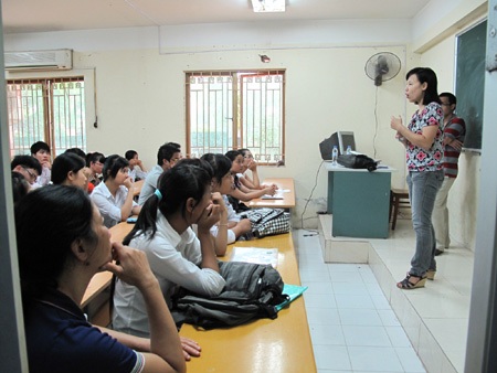 Thấp hơn điểm sàn 1 điểm vẫn được trúng tuyển ĐH - 1 Thí sinh nghe cán bộ coi thi phổ biến Quy chế trong thi tuyển năm 2012.