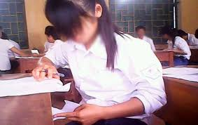 Bộ Giáo dục - Đào tạo ra Thông tư sai, phải sửa! - 1 Thí sinh quay bài trong phòng thi. (Ảnh chụp từ clip)