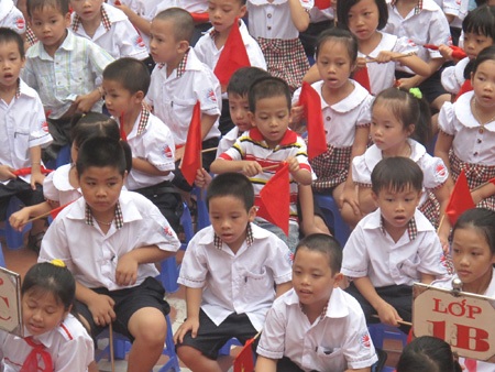 Chủ tịch nước gửi thư thiếu nhi nhân kỷ niệm 50 năm phong trào “Nghìn việc tốt” - 1 Thiếu nhi là những bông hoa tươi thắm trong vườn hoa Nghìn việc tốt