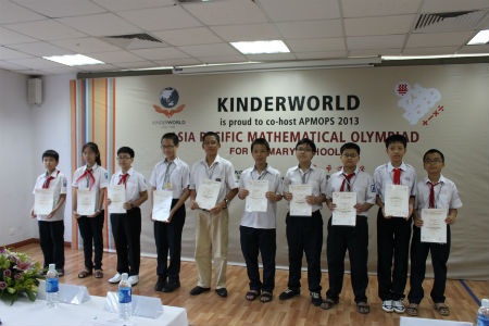 Tôn vinh 10 học sinh đoạt giải Olympic Toán học APMOPS 2013 - 1 10 học sinh xuất sắc được tôn vinh