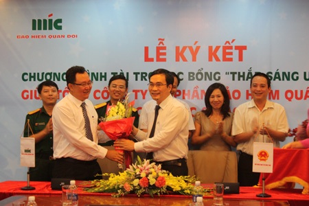 Triển khai chương trình học bổng “Thắp sáng ước mơ” - 1 Lễ ký kết giữa MIC và Bộ GD-ĐT