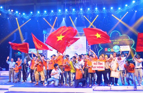 ĐH Lạc Hồng “bội thu” Robocon Việt Nam 2013 - 2 Đại học Lạc Hồng bội thu giải Robocon 2013