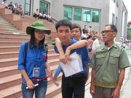 Nữ sinh đi thi trên đôi chân của người cha già - 1 Nữ sinh đi thi trên đôi chân của người cha già