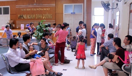 Đông đảo phụ huynh cho con đến khám tại phòng khám Dinh dưỡng Nguyễn Chí Thanh