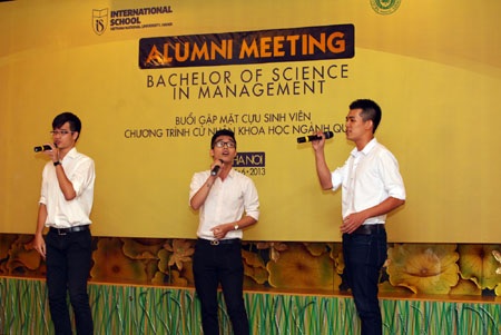 Cựu sinh viên khoa Quốc tế thành lập Quỹ học bổng - 1 Sinh viên khoa Quốc tế - ĐH QGHN trong buổi gặp mặt cựu sinh viên