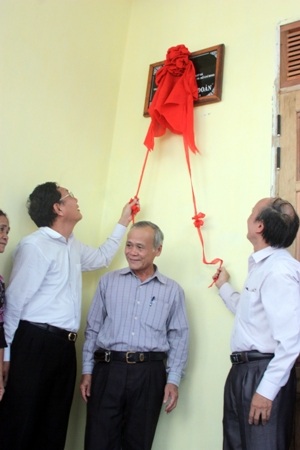 Bộ GD-ĐT trao tặng nhà “Mái ấm công đoàn”