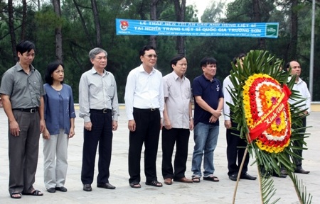 Bộ trưởng Phạm Vũ Luận thăm hỏi và động viên sức khỏe bố mẹ cô giáo Hà Thị Thảo