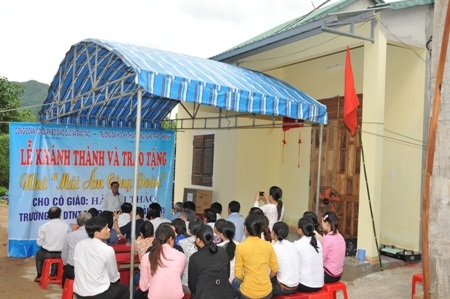 Bộ GD-ĐT trao tặng nhà “Mái ấm công đoàn” - 1 Bộ GD-ĐT trao tặng nhà “Mái ấm công đoàn”