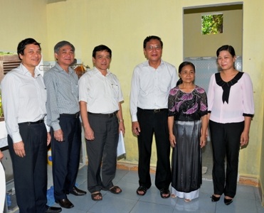 Bộ GD-ĐT trao tặng nhà “Mái ấm công đoàn”