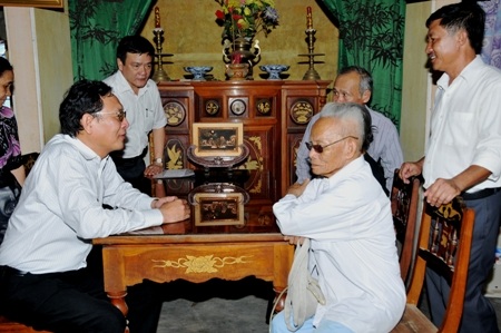 Bộ trưởng Phạm Vũ Luận thăm hỏi và động viên sức khỏe bố mẹ cô giáo Hà Thị Thảo