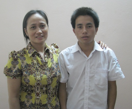 Sĩ tử mồ côi người dân tộc H’Mông quyết tâm thi đỗ ĐH - 2 Lý A Chông và chị Hương, người chủ trọ tốt bụng