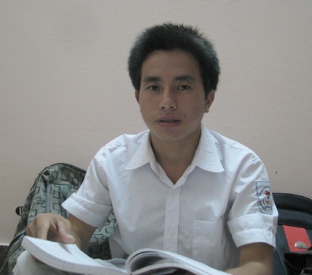 Sĩ tử mồ côi người dân tộc H’Mông quyết tâm thi đỗ ĐH - 1 Chàng sĩ tử người H’Mông Lý A Chông