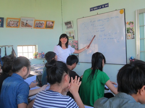 Gặp gỡ giáo viên VN đầu tiên được thử nghiệm trong không gian vũ trụ - 3 Cô Giang đang giảng dạy cho học sinh.