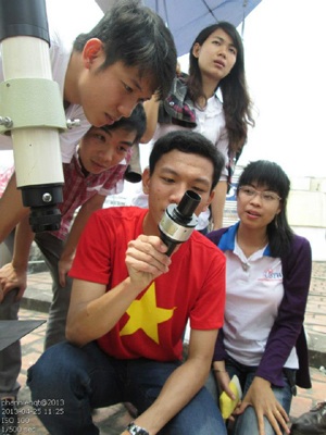 Thạc sỹ Công nghệ Vũ trụ - Việc làm ngay khi tốt nghiệp - 2 Học viên Khoa Vũ trụ và Ứng dụng.