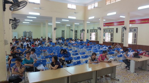 Trường ĐH Hà Nội mở phim cho phụ huynh xem - 1 Hội trường 500 chỗ của ĐH Hà Nội dành cho phụ huynh ngồi chờ con thi