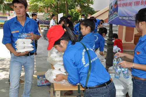 Sinh viên tình nguyện ĐH Mỏ - Địa chất mang cơm đến cho phụ huynh và thí sinh