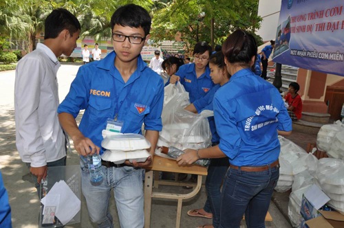 Sinh viên tình nguyện ĐH Mỏ - Địa chất mang cơm đến cho phụ huynh và thí sinh