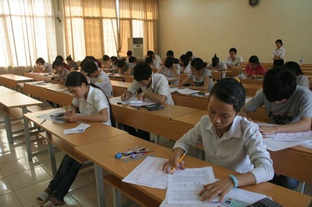 Thí sinh làm bài thi đại học năm 2012