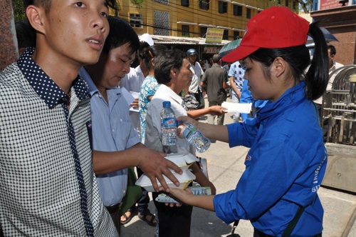 Phụ huynh và thí sinh nhận cơm và nước