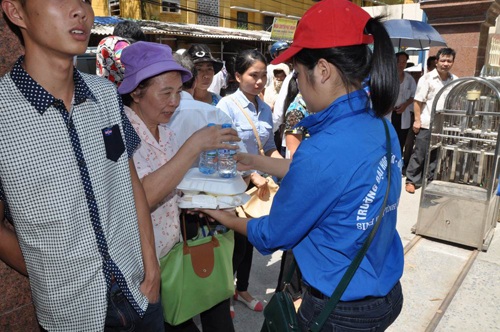 Phụ huynh và thí sinh nhận cơm và nước
