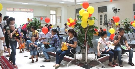 Phương pháp ăn dặm do bé tự chỉ huy (BLW) – Kỳ 2 - 1 Phụ huynh cho con tới khám tại phòng khám Dinh dưỡng - 70 Nguyễn Chí Thanh