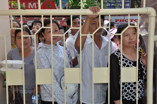 Những hành động trên làm ấm lòng phụ huynh và thí sinh đi thi